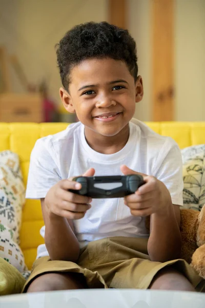 Alegre Lindo Niño Etnia Africana Con Joystick Mirándote Con Sonrisa —  Fotos de Stock