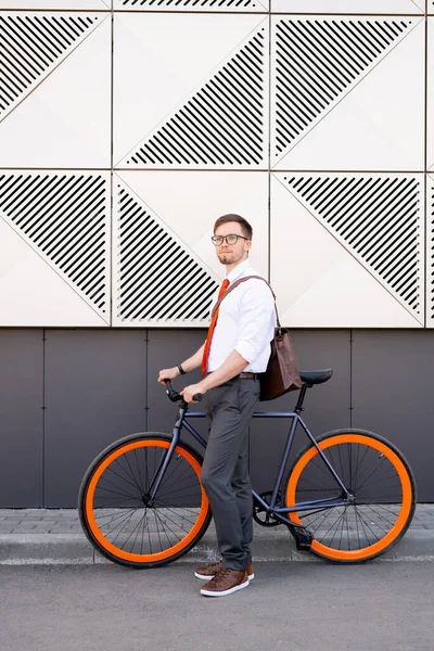 Νεαρός Κομψός Επιχειρηματίας Ποδήλατο Στέκεται Ασφαλτοστρωμένο Δρόμο Ενάντια Στον Τοίχο — Φωτογραφία Αρχείου