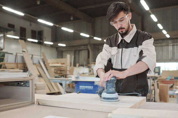 Hombre Joven Ropa Trabajo Gafas Protectoras Inclinándose Sobre Banco Trabajo — Foto de Stock