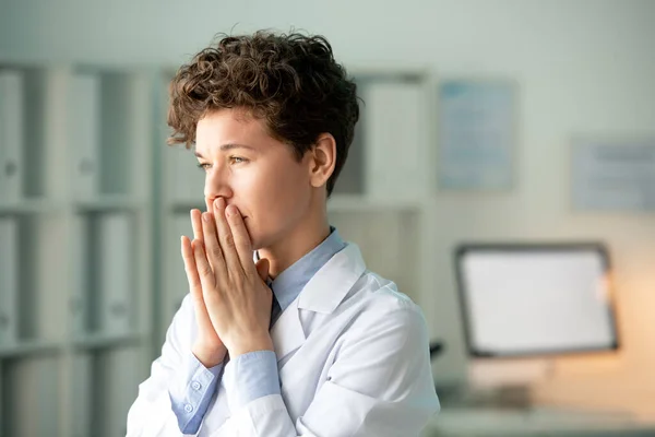 Laborforscherin Besorgt Über Medizinisches Experiment Das Hände Mundnähe Hält Während — Stockfoto