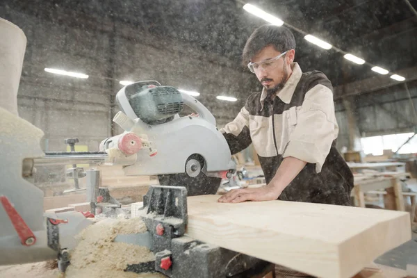 Üniformalı Koruyucu Gözlüklü Mobilya Üretim Fabrikasında Çalışan Genç Bir Işçi — Stok fotoğraf