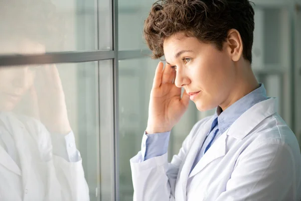 Müde Labormitarbeiterin Mit Kurzen Haaren Steht Fenster Des Experimentierraums Und — Stockfoto