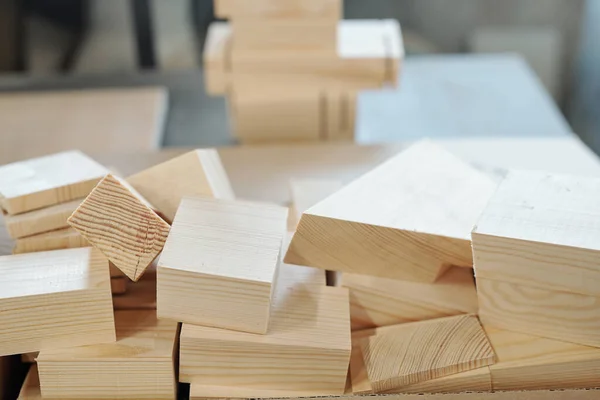 木砖堆 装饰材料或残渣的工件 放置在家具厂大型车间的工作台上 — 图库照片