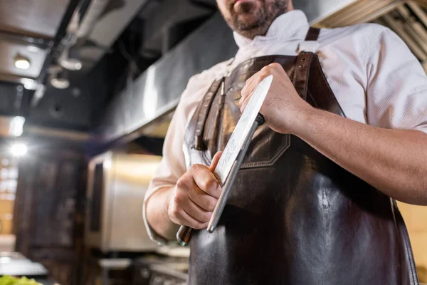 Nahaufnahme Eines Professionellen Kochs Mit Honstab Zum Schärfen Von Küchenmessern — Stockfoto