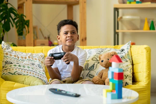 Pequeño Niño Africano Mestizo Con Joystick Mirando Pantalla Televisión Mientras —  Fotos de Stock