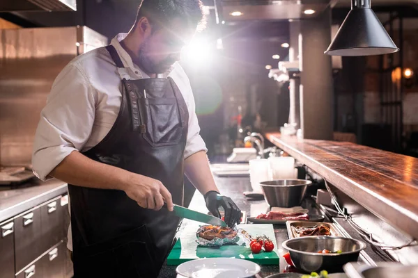 Chef Maduro Serio Delantal Pie Mostrador Cocina Abierta Restaurante Comprobar — Foto de Stock