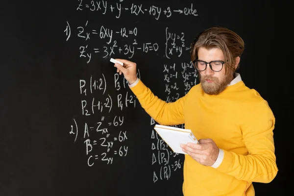 Profesor Serio Con Copybook Apuntando Ecuación Pizarra Con Trozo Tiza — Foto de Stock