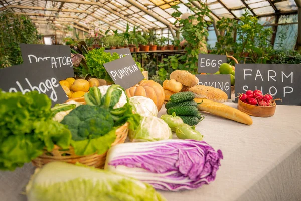 Gros Plan Comptoir Aliments Biologiques Avec Divers Légumes Pain Vendre — Photo