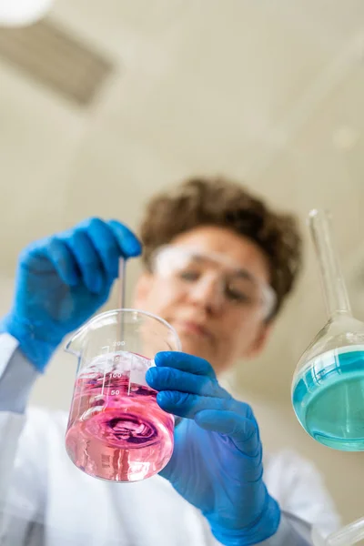 Debajo Vista Del Químico Guantes Protectores Agitando Reactivos Vaso Precipitados — Foto de Stock