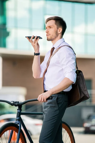 Współczesny Biznesmen Smartfonem Przy Ustach Nagrywa Wiadomość Głosową Podczas Spotkania — Zdjęcie stockowe