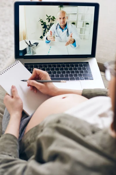 Contemporânea Grávida Consulta Feminina Com Seu Médico Através Vídeo Chat — Fotografia de Stock