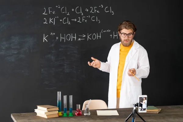 Profesor Contemporáneo Whitecoat Haciendo Registro Lección Química Para Audiencia Línea —  Fotos de Stock