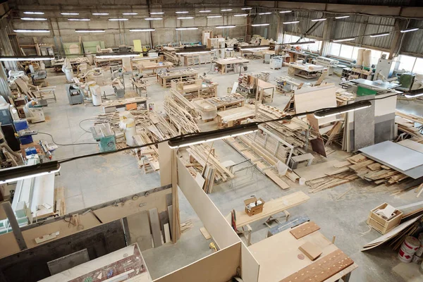 現代的な家具工場の大規模なワークショップのインテリア作業用品とワークベンチで構成される職場 — ストック写真