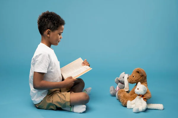 Escolar Africano Serio Diligente Ropa Casual Sentado Suelo Leyendo Libro — Foto de Stock