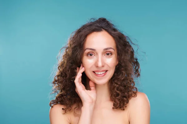 Gorgeous Young Woman Toothy Smile Curly Hair Having Undereye Mask — Stock Photo, Image