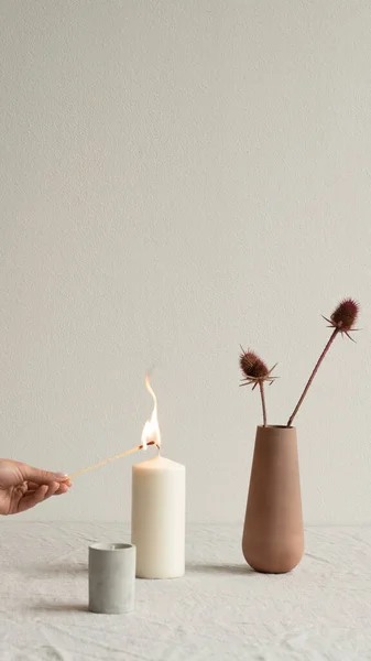 Jovem Mão Feminina Queimando Vela Aromática Branca Entre Vidro Cerâmico — Fotografia de Stock