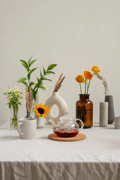 Tetera Con Hierbas Frescas Taza Fondo Varias Flores Frescas Jarrones — Foto de Stock