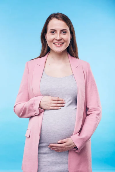 Joyeux Jeune Femme Enceinte Tenue Décontractée Intelligente Vous Regardant Tout — Photo