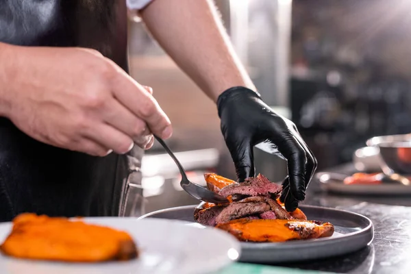 Primer Plano Del Chef Irreconocible Guante Añadiendo Filete Carne Plato — Foto de Stock