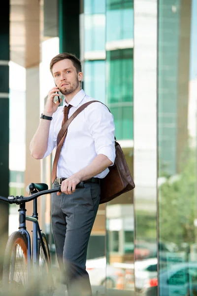 Seriöser Und Eleganter Junger Geschäftsmann Steht Modernen Business Center Vor — Stockfoto