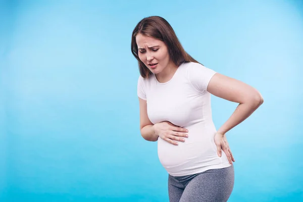 Joven Mujer Embarazada Enferma Tocando Parte Superior Vientre Cadera Mientras —  Fotos de Stock