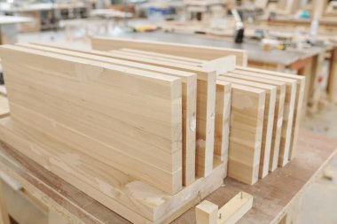 Modern fabrikanın atölyesindeki mühendis tezgahında mobilya üretimi için kalın ahşap tahtalar veya atölyeler.