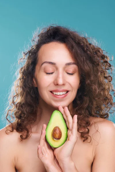 Feliz Joven Mujer Lujo Con Sonrisa Dientes Blancos Sosteniendo Mitad —  Fotos de Stock