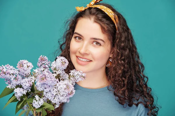 Joven Mujer Sonriente Camiseta Con Diadema Sosteniendo Manojo Lila Disfrutando — Foto de Stock