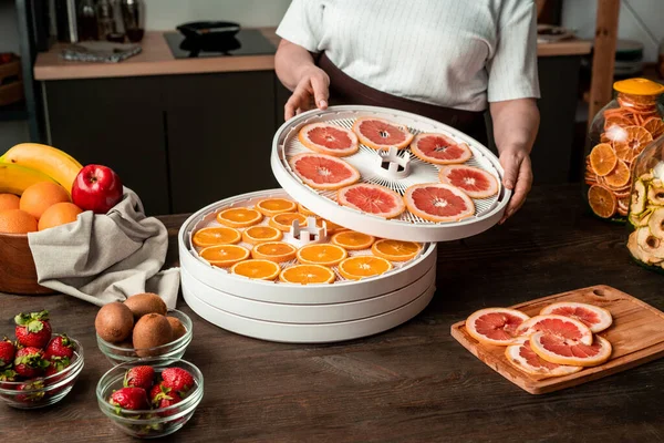 Contemporary Housewife Standing Kitchen Table Putting Fruit Dryer Tray Sliced — Stock Photo, Image