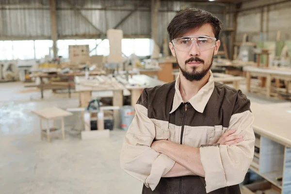 Jonge Serieuze Werknemer Ingenieur Van Meubelfabriek Uniform Bril Voor Camera — Stockfoto