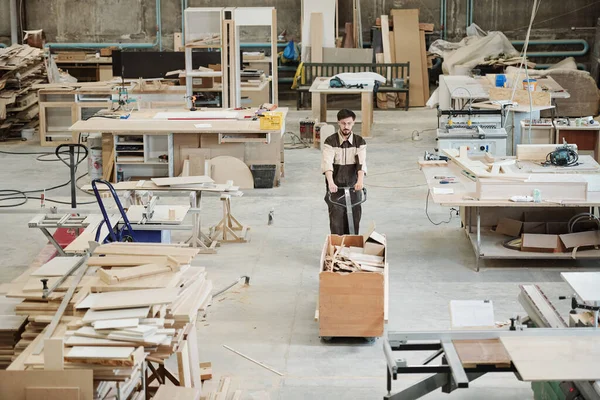 Jonge Werknemer Van Moderne Fabriek Duwen Kar Met Grote Doos — Stockfoto
