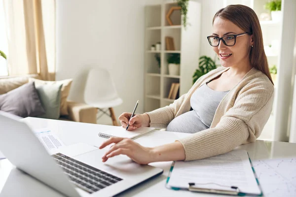 Mutlu Hamile Kadını Dizüstü Bilgisayara Bakıyor Finansal Bilgileri Analiz Ederken — Stok fotoğraf