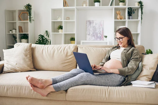 Feliz Joven Mujer Embarazada Relajada Mirando Exhibición Computadora Portátil Sus — Foto de Stock