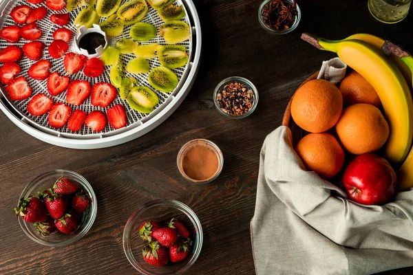 Draufsicht Auf Frisches Obstsortiment Auf Hölzernem Küchentisch Mit Geschnittener Kiwi — Stockfoto
