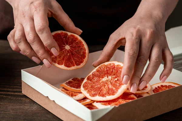 손으로 집에서 오렌지나 그레이프프루트를 네모난 상자에 현대인 주부들 — 스톡 사진