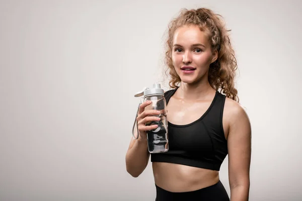 Счастливая Молодая Спортсменка Черной Одежде Собирается Пить Воду Пластиковой Бутылки — стоковое фото