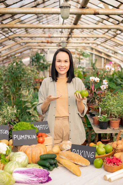 Portret Van Lachende Jonge Aziatische Vrouw Shirt Vertellen Verse Appels — Stockfoto