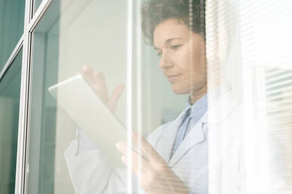 Busy Female Lab Worker Standing Glassy Wall Experiment Room Using — Stock Photo, Image
