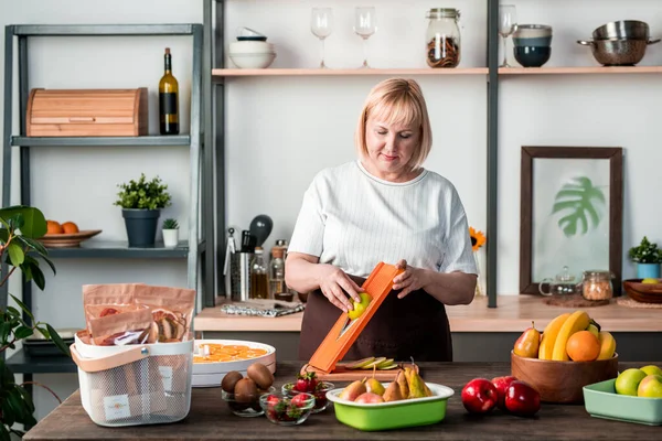 Donna Bionda Casualwear Piedi Vicino Tavolo Cucina Con Varietà Frutta — Foto Stock