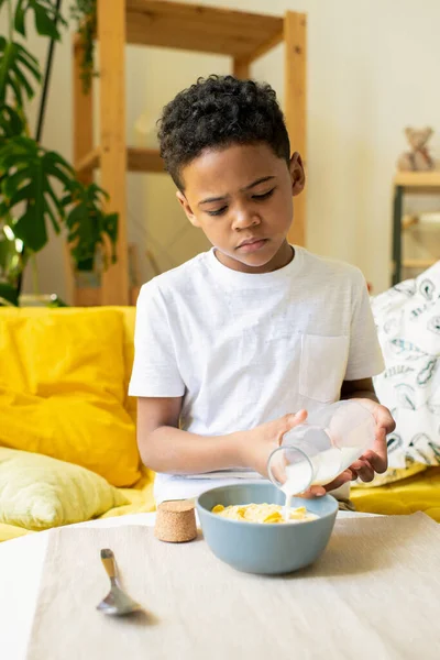 Entzückender Kleiner Junge Afrikanischer Herkunft Der Milch Aus Der Flasche — Stockfoto