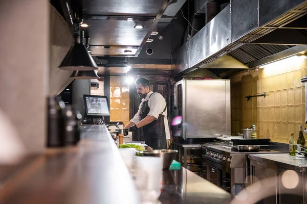 Restaurang Kock Förkläde Stående Vid Diskbänk Och Fylla Kruka Med — Stockfoto