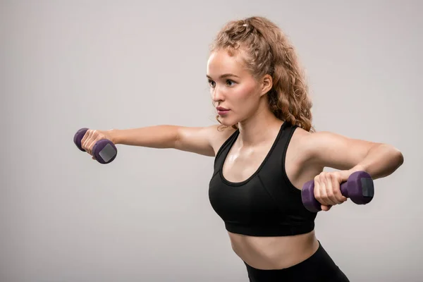 Pretty Blond Sportswoman Activewear Standing Grey Background While Exercising Dumbbells — Stock Photo, Image