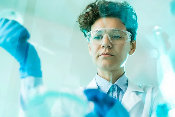 Nedan Bild Koncentrerad Kvinnlig Forskare Skyddsglasögon Som Arbetar Med Prover — Stockfoto