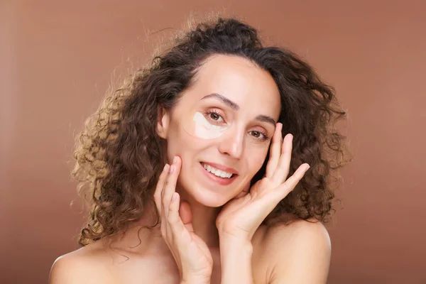 Junge Lächelnde Frau Mit Lockigem Dunklem Haar Und Feuchtigkeitsspendenden Flecken — Stockfoto