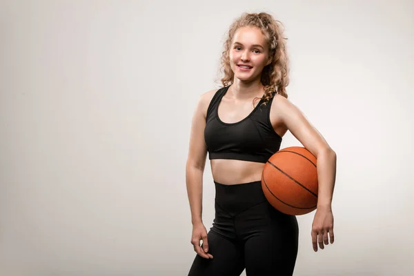 Feliz Joven Rubia Jugadora Baloncesto Ropa Deportiva Negra Mirándote Con —  Fotos de Stock