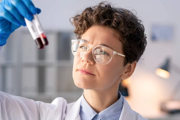 Especialista Laboratorio Concentrado Realizando Análisis Laboratorio Muestras Sangre Comparándolas — Foto de Stock