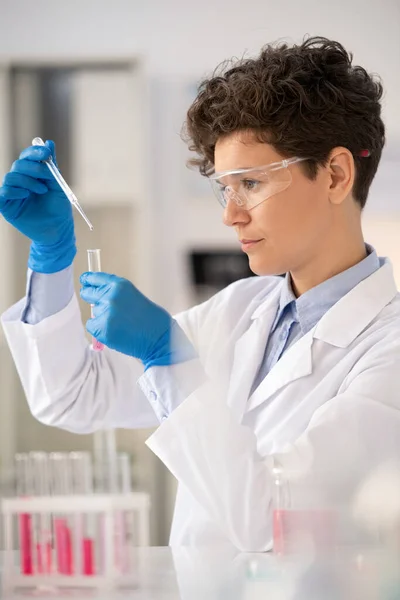 Concentrated Young Microbiologist Lab Coat Using Pipette While Dropping Reagent — Stock Photo, Image