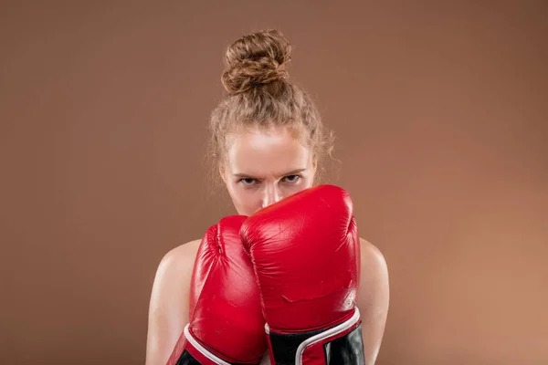 Jonge Agressieve Vrouwelijke Atleet Met Blond Krullend Haar Hand Rood — Stockfoto