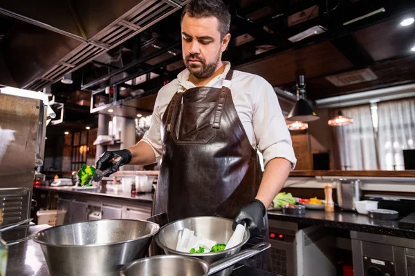 Chef Barbudo Mediana Edad Delantal Guantes Pie Estufa Conseguir Brócoli —  Fotos de Stock