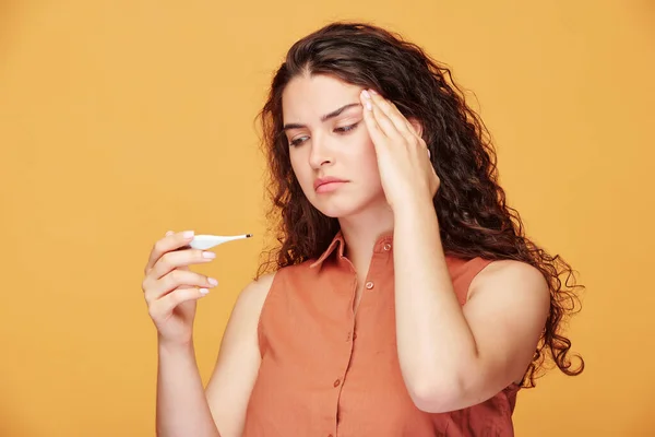 Mujer Joven Cansada Enferma Con Cabello Largo Oscuro Mirando Termómetro — Foto de Stock